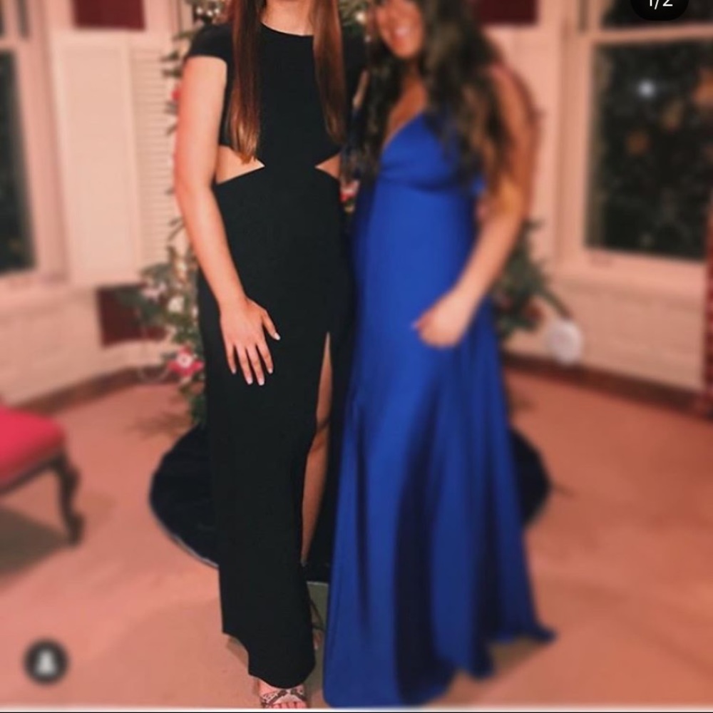 Lulu’s black formal gown